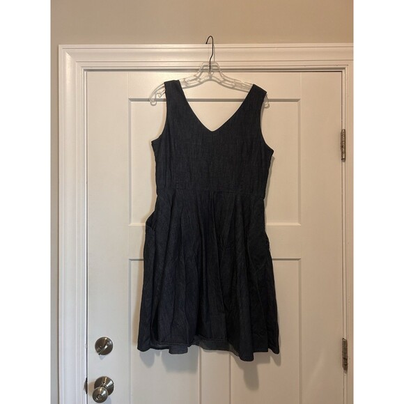 Vineyard Vines Blue Denim Chambray Fit and Flare Dress VNeck Size 10 USA Preppy - Picture 6 of 8